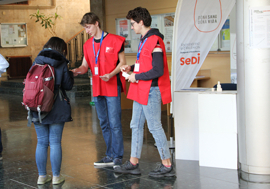 Alumnes promocionant la donació de sang