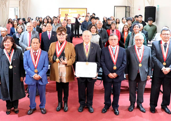 José María Peiró in the centre of the photo.