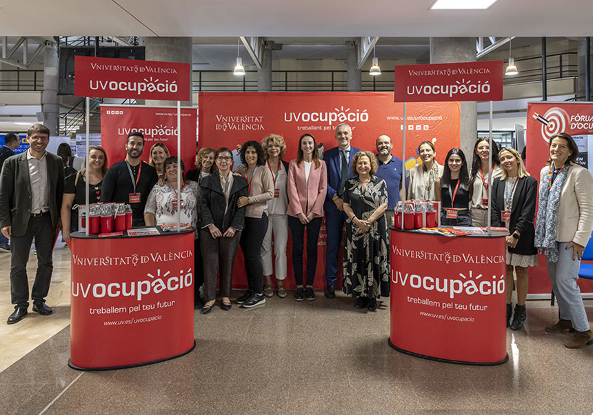 Equip d'UVocupació al hall de la Facultat de Farmàcia