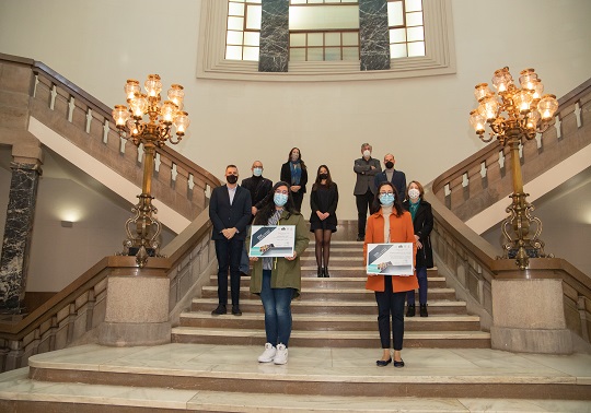 Imagen de los participantes en la escalera de Rectorado