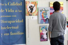 Exposición en el hall de la Facultat de Ciències Socials.