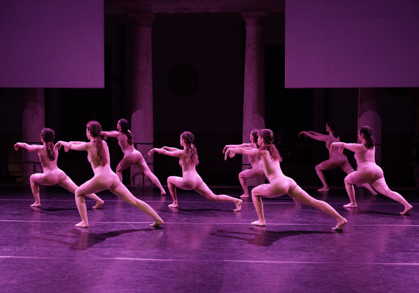 UV Dance Group in the Cloister of La Nau Photo: Eduardo Alapont.