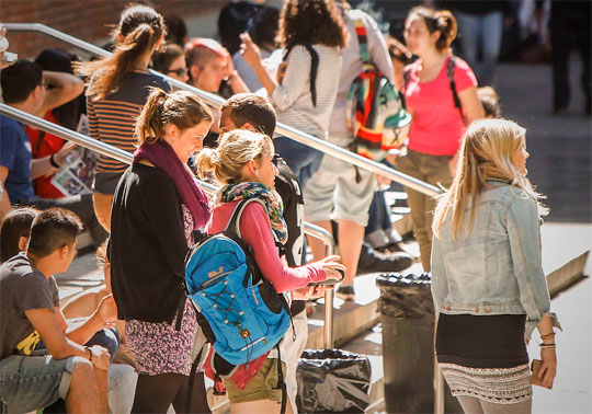 Estudiants a les portes de la Universitat