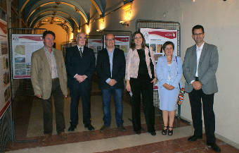 Autoridades asistentes a la inauguración de la muestra.
