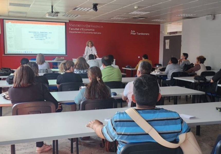 Momento durante el taller en la Sala Pilar Tamborero de la Facultad de Economía UV.