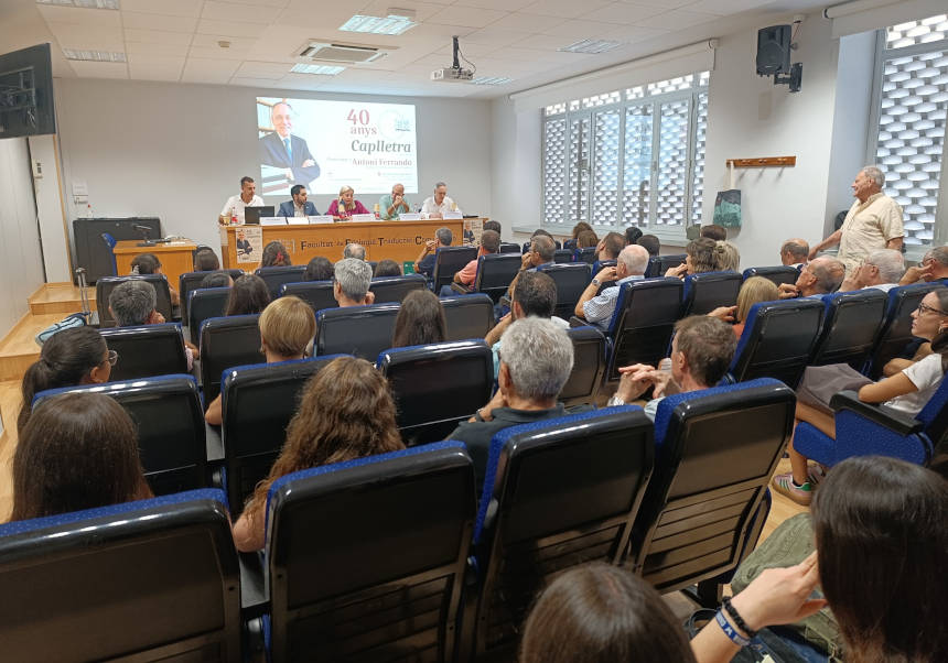 Un momento del acto conmemorativo del 40 aniversario de 'Caplletra' en la Facultat de Filologia, Traducció i Comunicació.