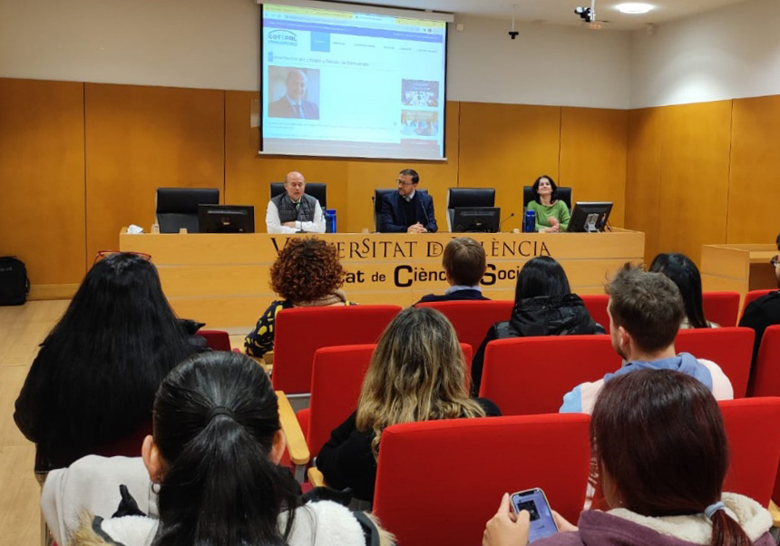 Foto de salon de actos con los asistentes