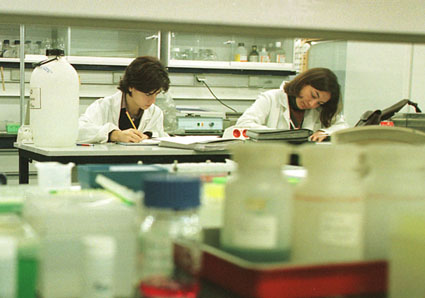 Imatge d'arxiu d'un laboratori amb dones científiques.