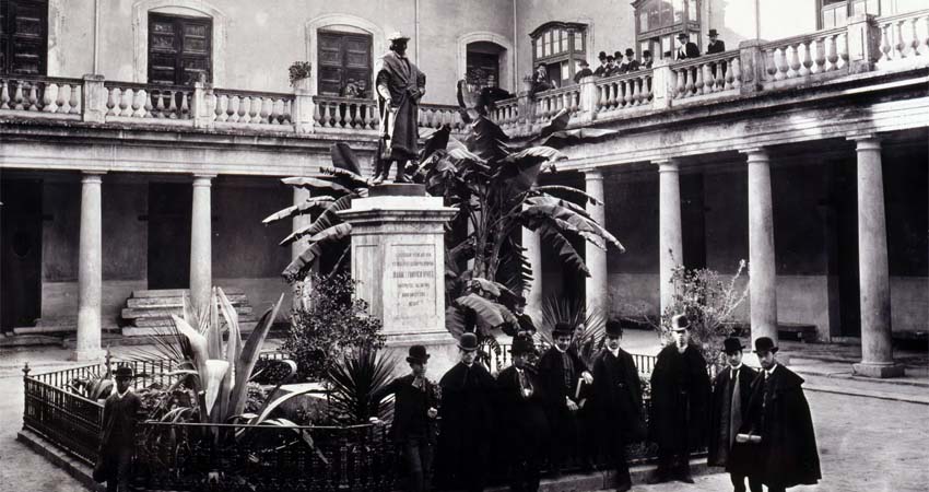 Foto estatua Joan Lluís Vives i gent al voltant