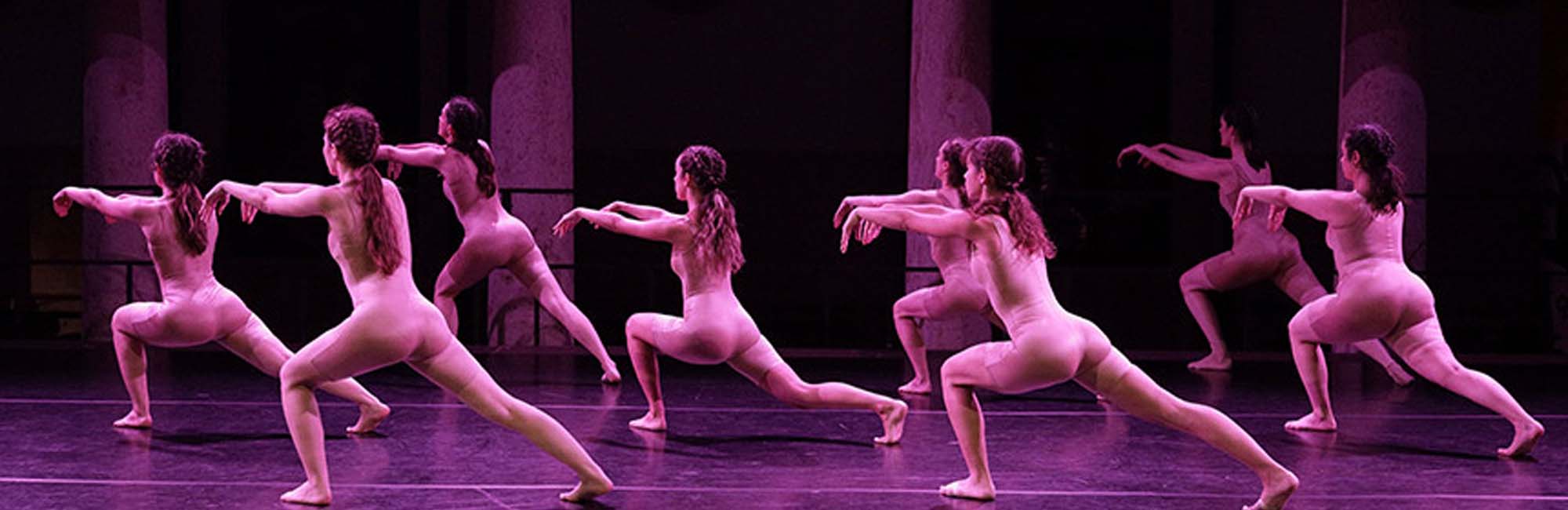 Grupo de mujeres danzando. 