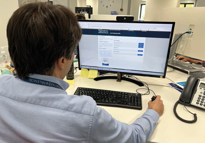 Persona treballant amb un ordinador