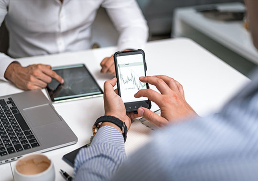 Imatge del esdeveniment:Dues persones amb telèfon mòbil i tauleta electrònica.