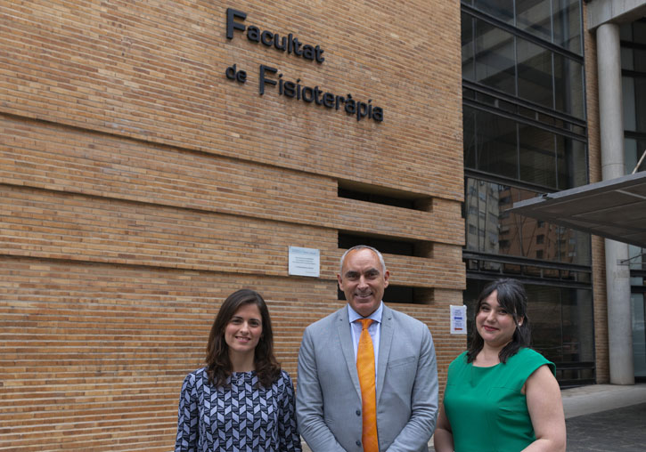 The vice-principal Carles Padilla and the researchers of the Faculty of Physiotherapy.