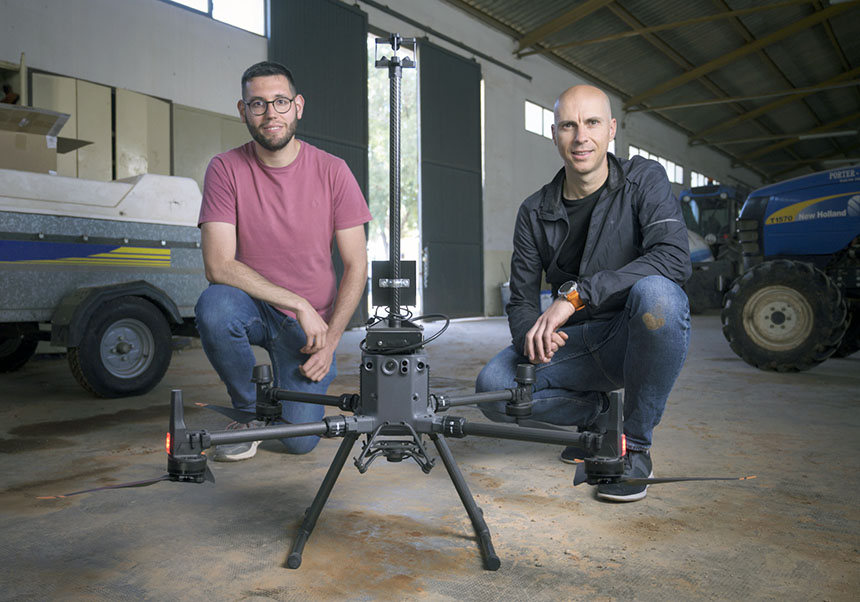 José Gómez i César Azorín al costat del Meteo-Dron. Crèdits: Alejandro Muñoz / Ayuda CSIC/FBBVA Comunicació Científica