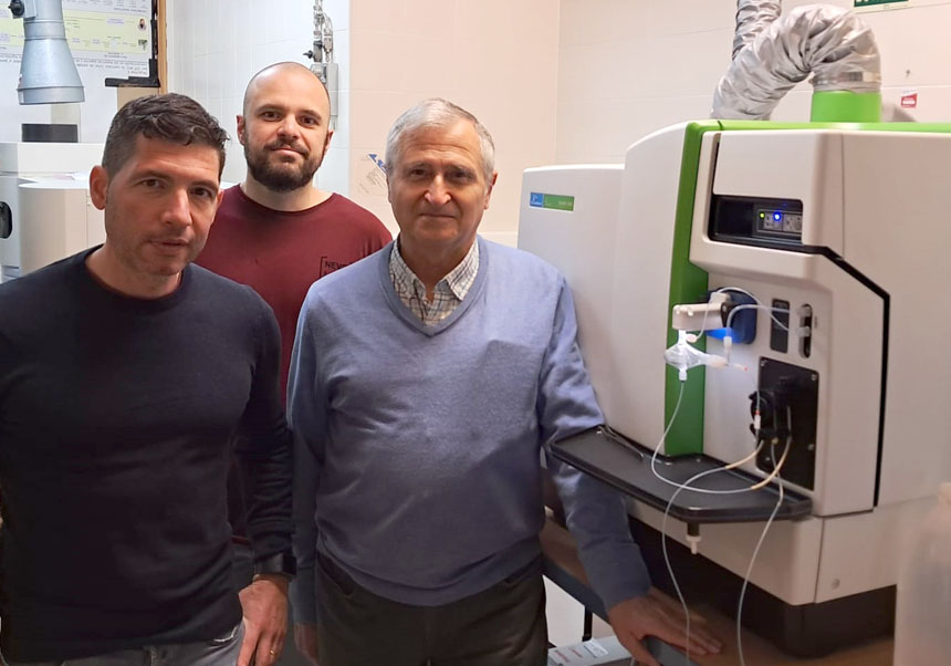 Gianni Gallello, Mirco Ramacciotti i Agustín Pastor, de l’equip ArchaeChemis, amb l’equip ICP-MS per mesurar els elements de les terres rares.