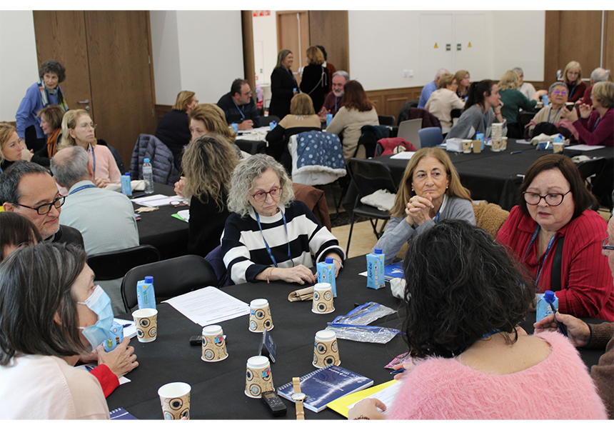Ciudadanos hablando durante la consulta ciudadana de la Tercera Ciencia