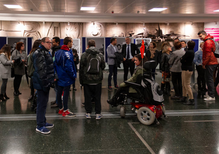 Un moment de la inauguració de l'exposició d'Asindown a la Facultat de Psicologia.