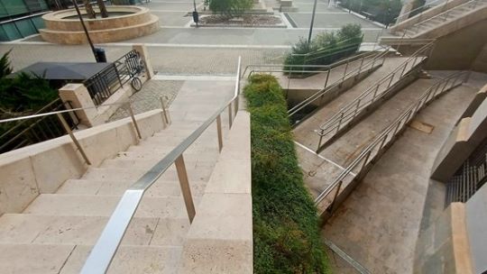  Escales i rampa d'accés a l'edifici de Rectorat