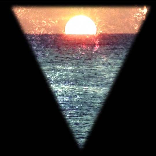 El mar con el sol en el horizonte
