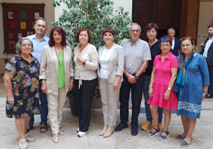 Elvira Cambrils (centre) amb els Alumni del Club TIRANT a La Nau. FOTOS: Alumni UV.