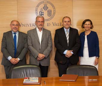Les autoritats signants del conveni de cooperació entre la Universitat de València i Argentina.
