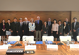 Mas-Coma y Bargues (centro) en una de las reuniones con los miembros del gobierno de Tailandia (izquierda) y los organizadores de la candidatura de Bangkok (derecha).