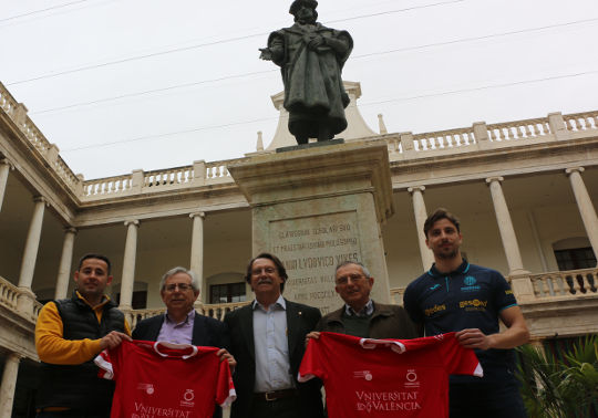 Los asistentes a la presentación de la final, en el Claustro de La Nau.