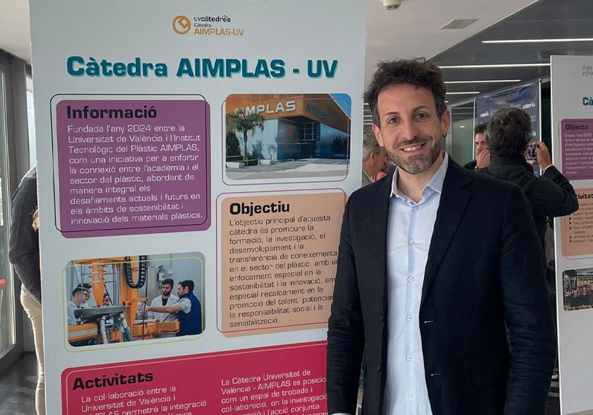 José Badia, director de la cátedra, junto al panel de la Cátedra AIMPLAS-UV.