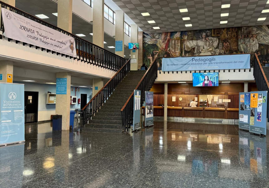 Image del hall de la Facultat de Filosofia i Ciències de l'Educació