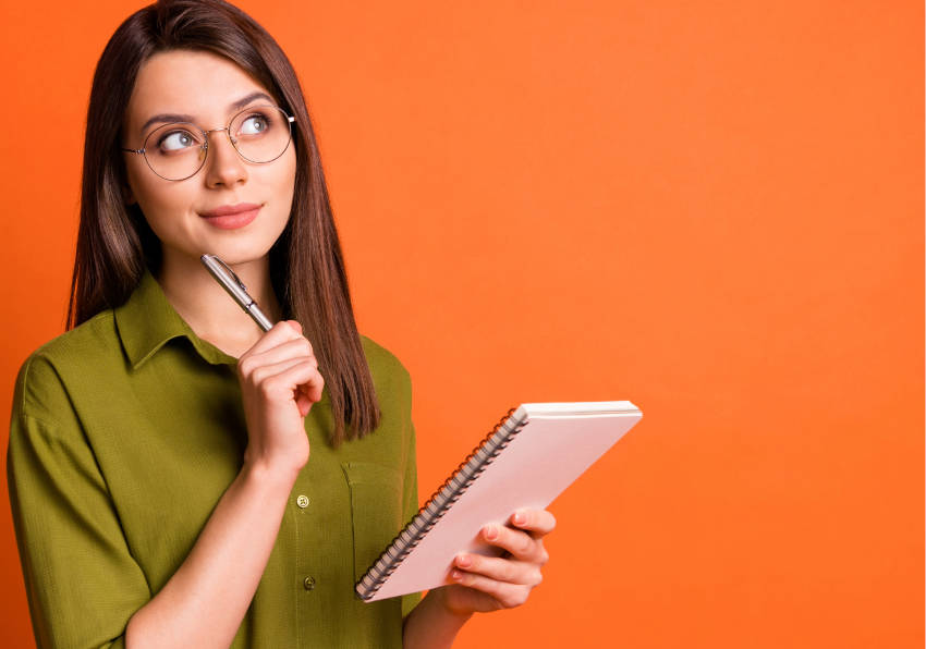 Una joven universitaria busca mejorar su empleabilidad.