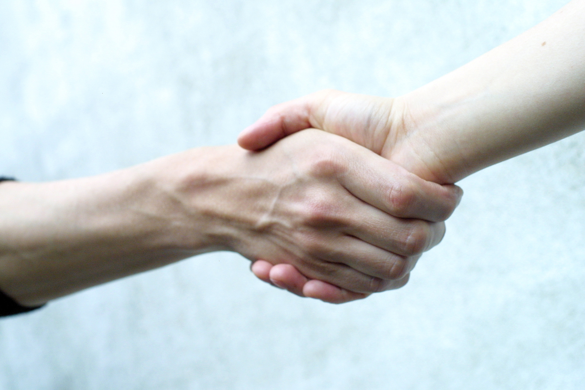 Dos personas dándose la mano