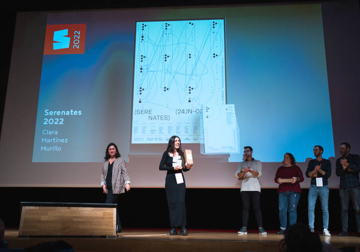 Clara Martínez recibe el premio New Talent por el cartel de Serenates 2022.