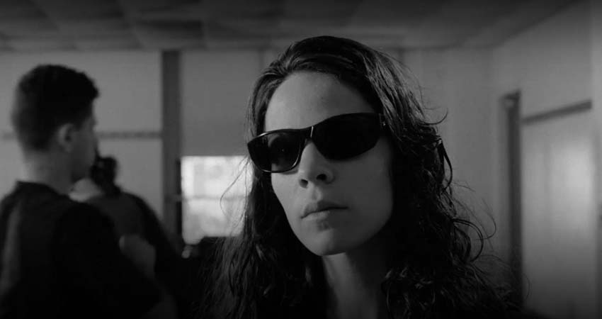 Una mujer con gafas de sol negras