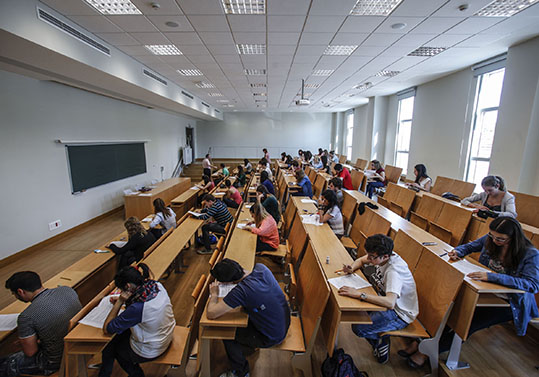 Estudiants reben classe en un aula