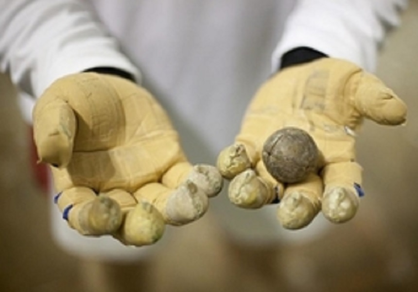 Mans de pelotari amb una pilota valenciana