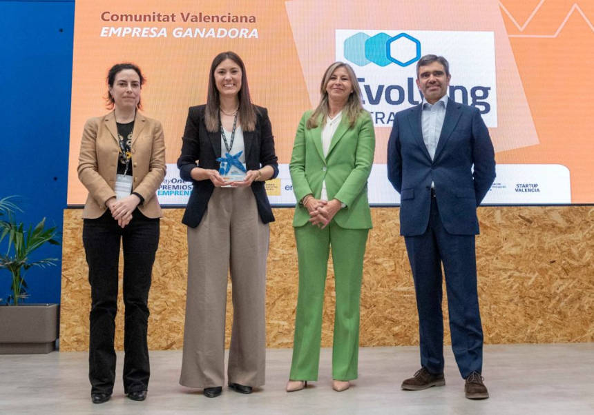 Momento de la entrega del premio.