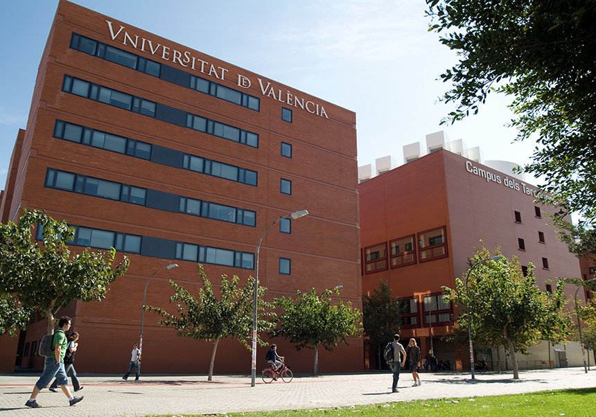 Estudiantes paseando en el Campus de Tarongers