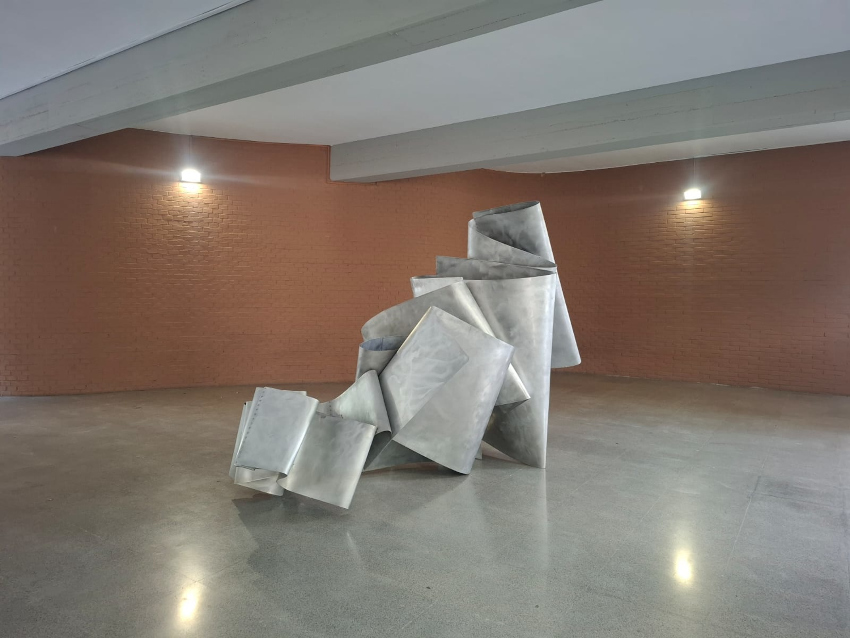 Escultura abstracta d'alumini