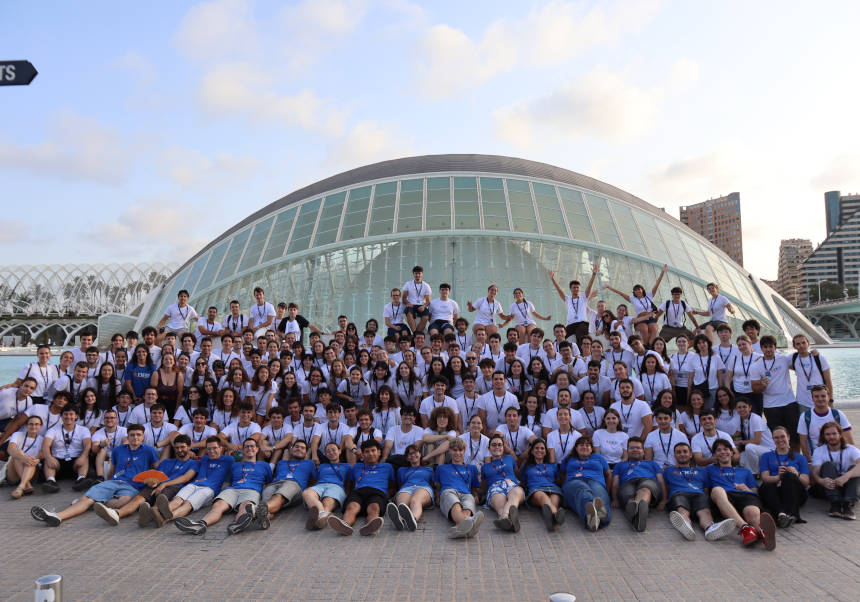 Foto de família del grup d'estudiantes i estudiants que han participat en l'ENEF 2026 a València.