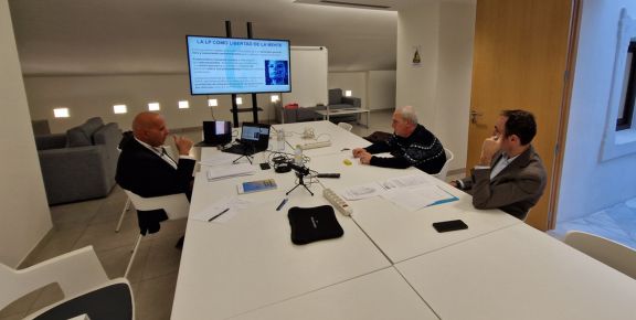 Membres durant la reunió científica nº 4 de 2025 de Neurodret UV, amb Göran Rollnert-Liern.