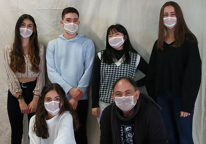 L'equip de l'IES Ramon Llull de València posa amb mascaretes que permeten veure el rostre.
