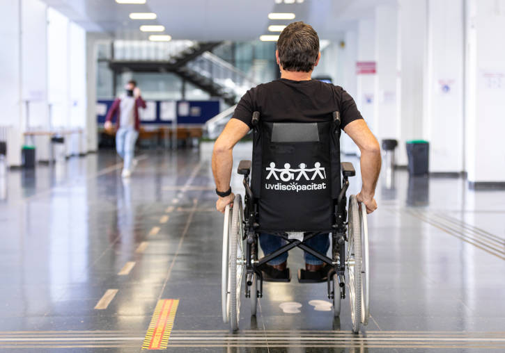 Un usuari d'UVdiscapacitat en cadira de rodes. Foto: Miguel Lorenzo.