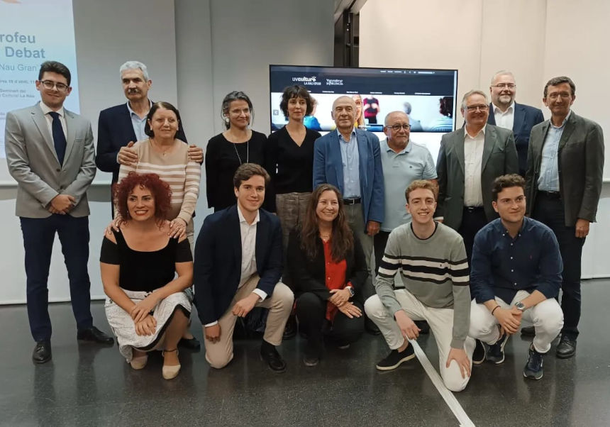 Els membres dels equips de Gandia i València juntament amb els membres del jurat.