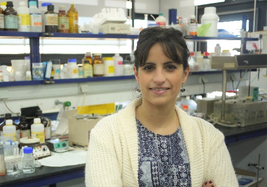 Esta imagen muestra a Lucía Hipólito, profesora del Departamento de Farmacia y Tecnología Farmacéutica y Parasitología de la Universitat de València
