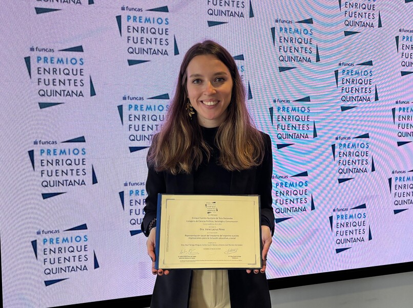 Irene Lacruz sostenint el diploma del premi en el photocall de la Fundació Funcas