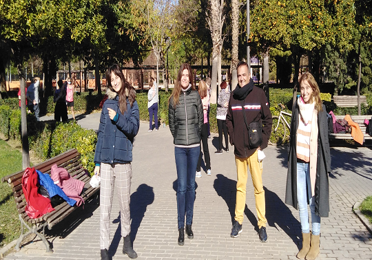 Investigadors participants en l'estudi en un parc de València