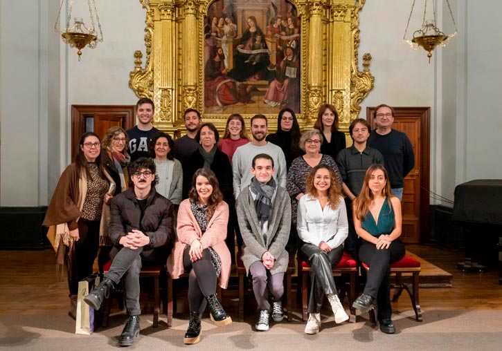 Guardonats i finalistes en els Premis UV d’Escriptura de Creació junt al delegat d’Estudiants, Manuel González, i representants de la UV. / Miguel Lorenzo