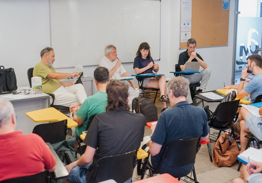 El filósofo Jorge Riechman imparte clase en la 42 UEG.