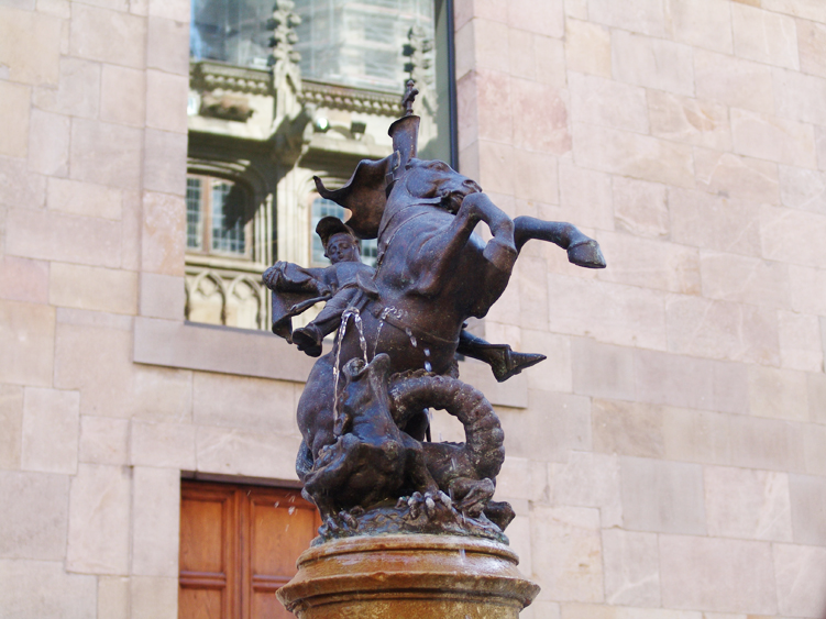 Imatge d'una escultura de Sant Jordi a cavall