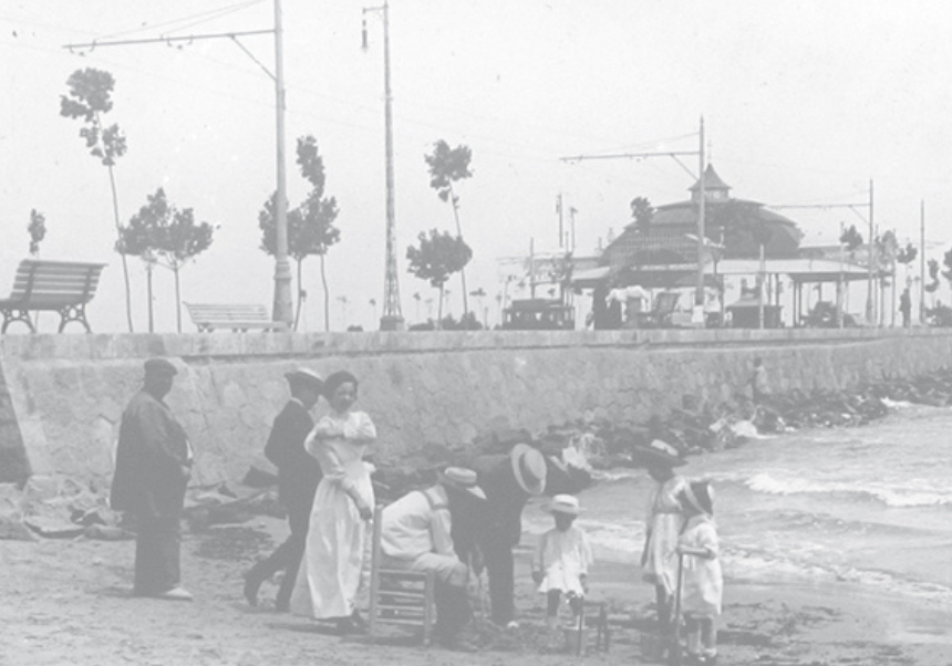 Foto antigua de personas en la playa